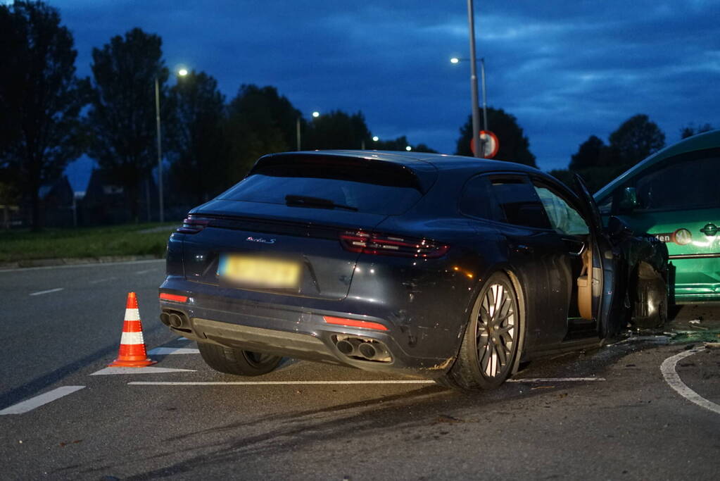 Drie voertuigen fiks beschadigd bij botsing op kruising