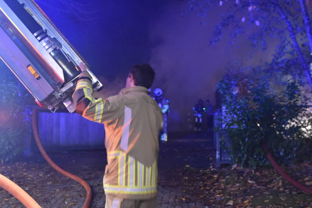 Brand verwoest schuur, brandweer spaart woning