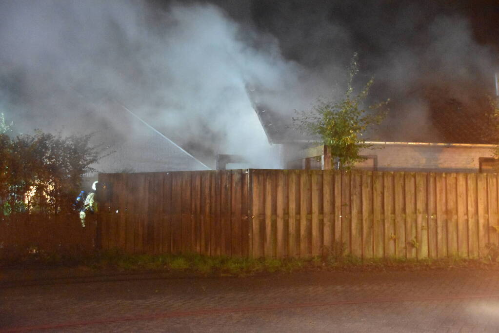 Brand verwoest schuur, brandweer spaart woning