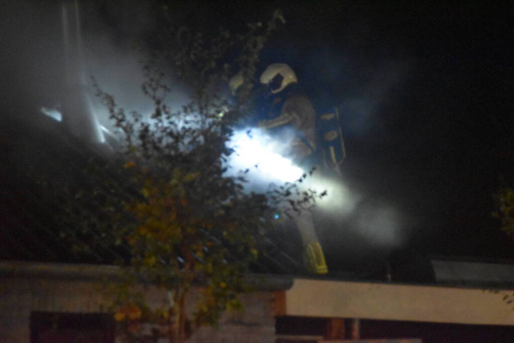 Brand verwoest schuur, brandweer spaart woning