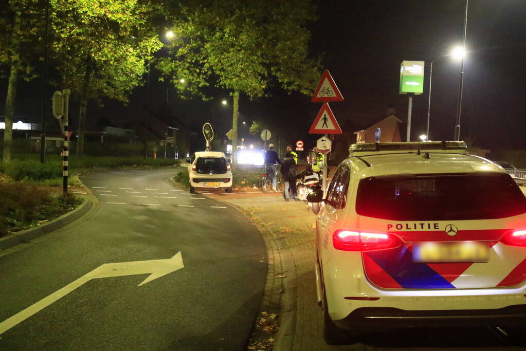 Automobilist knalt tegen verkeerslicht aan