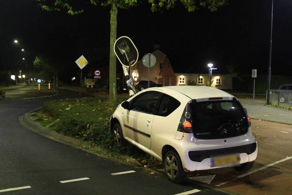 Automobilist knalt tegen verkeerslicht aan