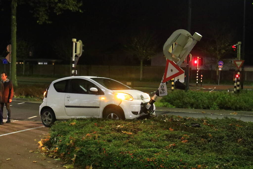 Automobilist knalt tegen verkeerslicht aan