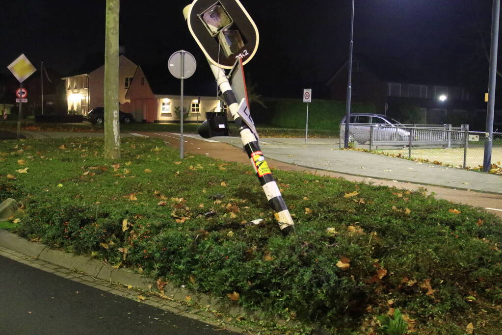 Automobilist knalt tegen verkeerslicht aan