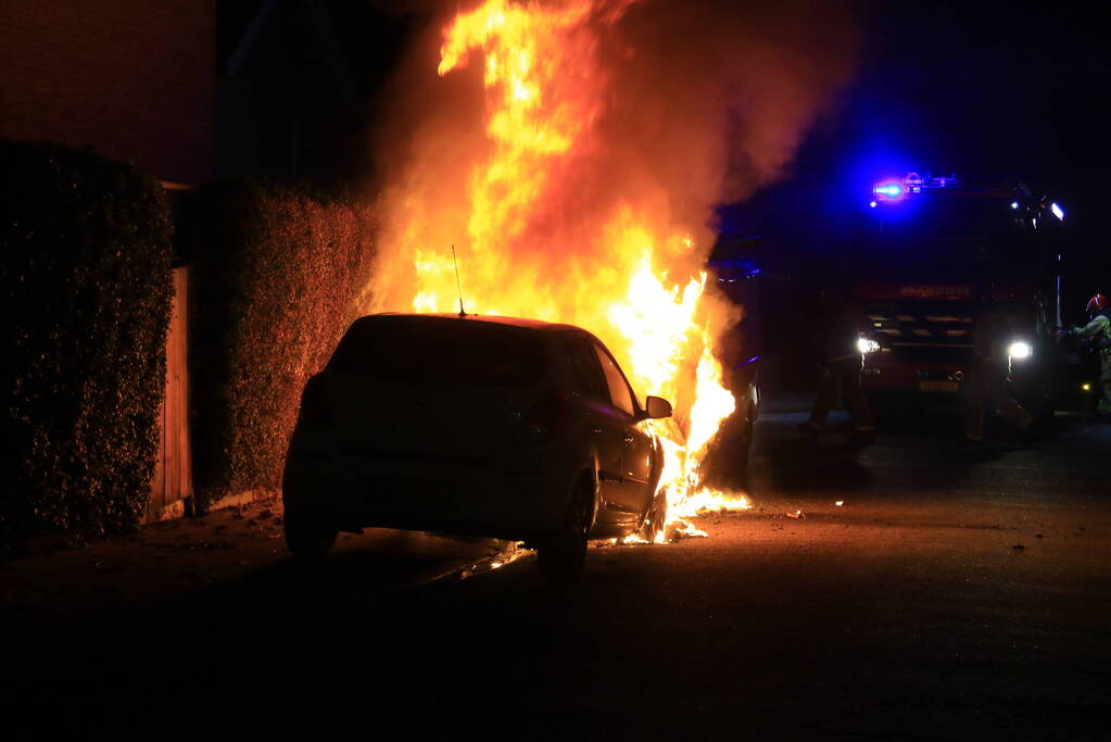 Bestelbus en auto uitgebrand door brandstichting