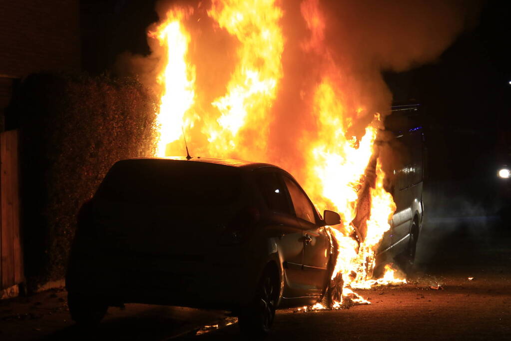 Bestelbus en auto uitgebrand door brandstichting