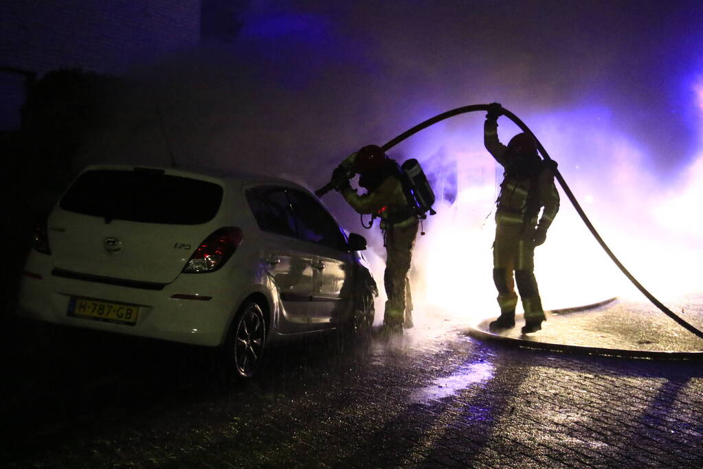 Bestelbus en auto uitgebrand door brandstichting