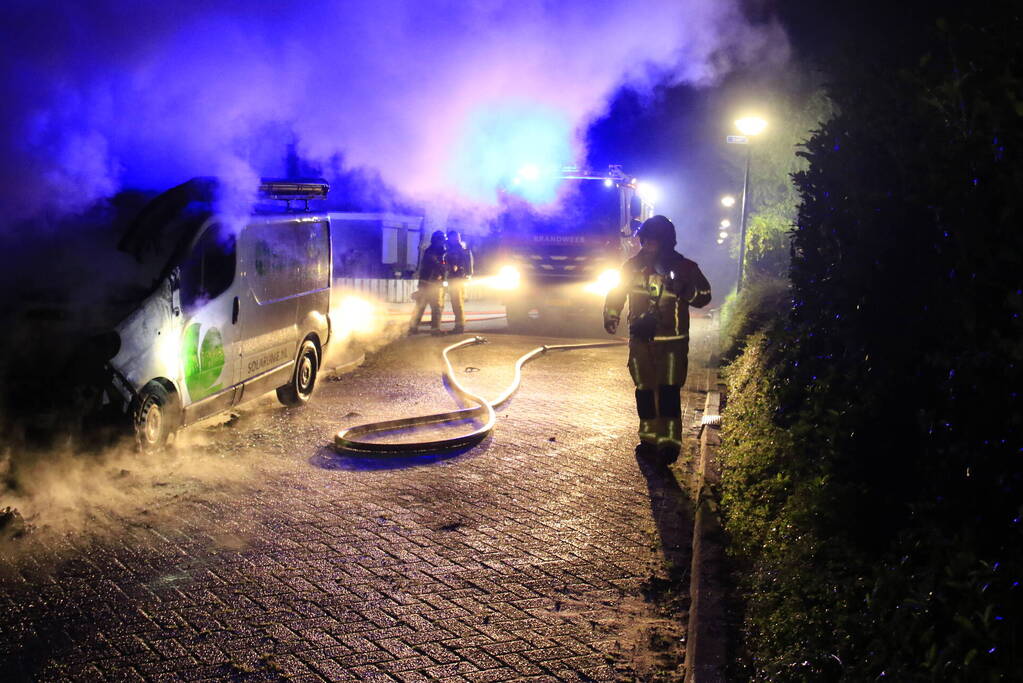 Bestelbus en auto uitgebrand door brandstichting