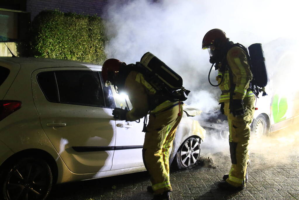 Bestelbus en auto uitgebrand door brandstichting