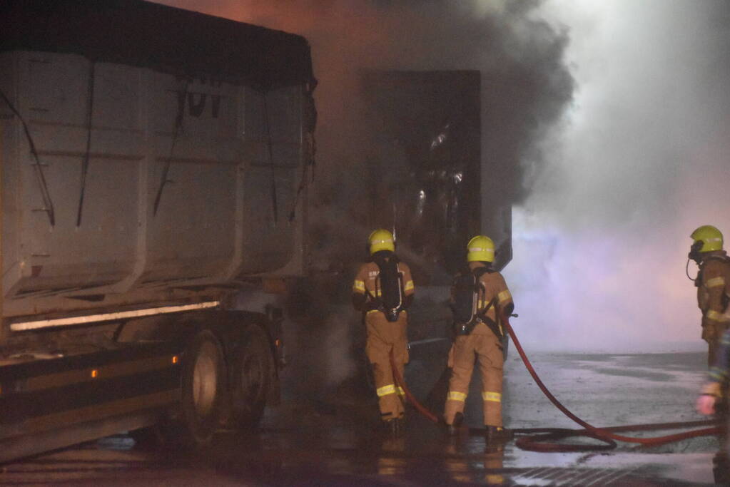 Fikse brand in aanhanger van vrachtwagen