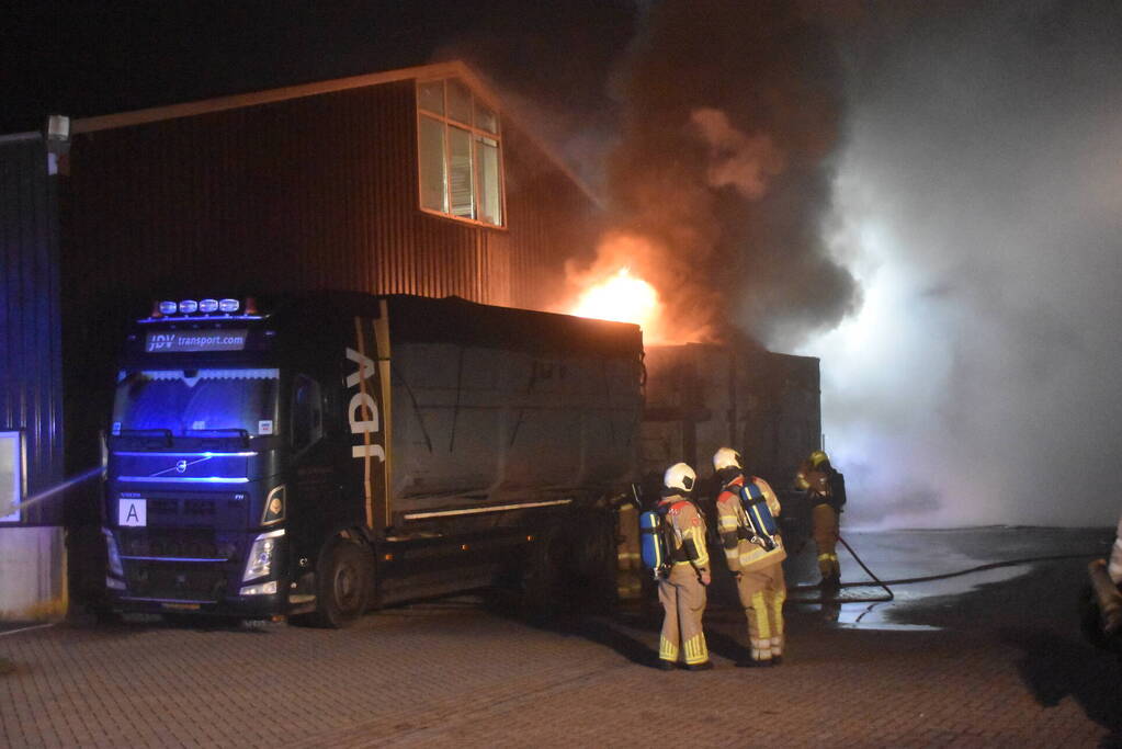 Fikse brand in aanhanger van vrachtwagen