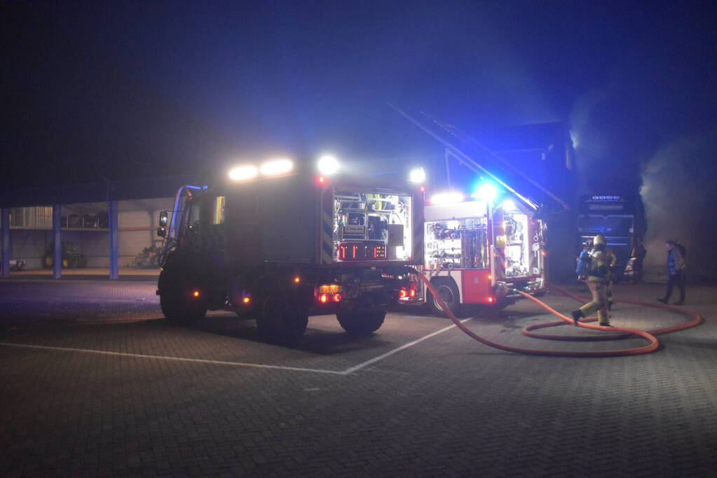 Fikse brand in aanhanger van vrachtwagen