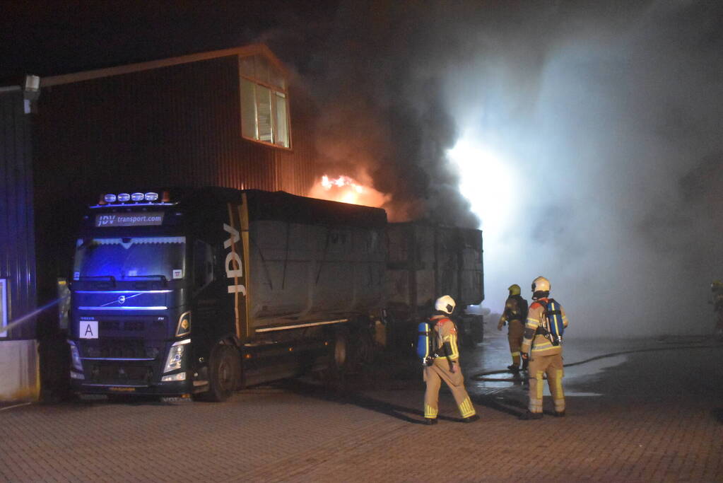Fikse brand in aanhanger van vrachtwagen