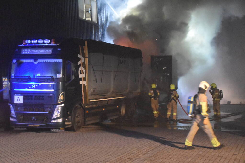 Fikse brand in aanhanger van vrachtwagen
