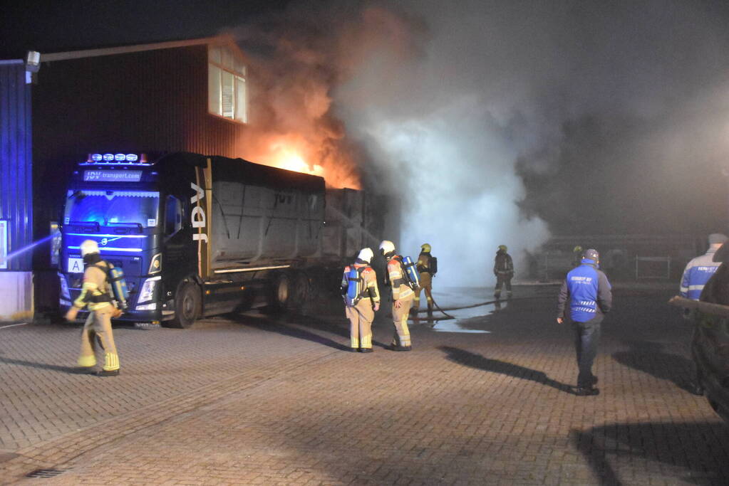 Fikse brand in aanhanger van vrachtwagen