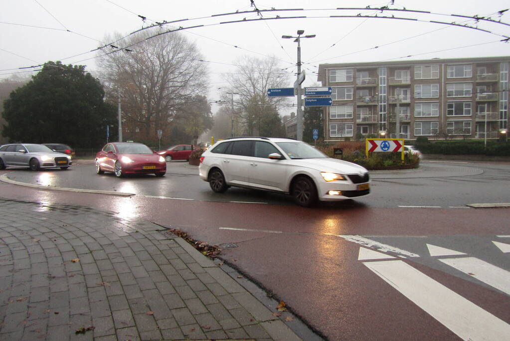 Automobilist en fietser in botsing