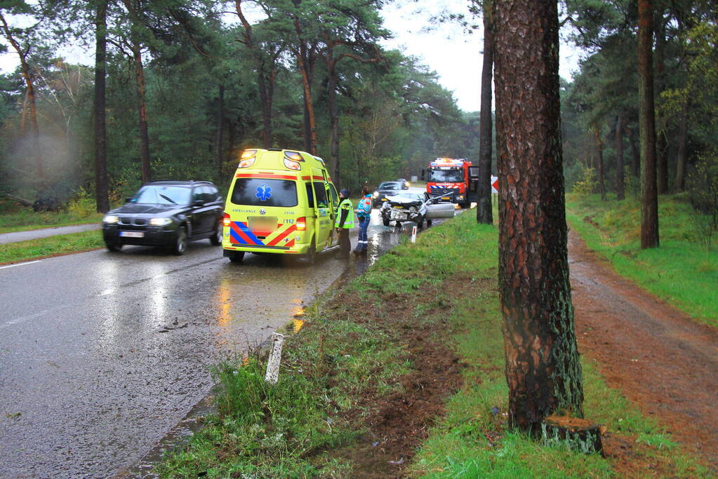 Automobilist verliest macht over het stuur en klapt op boom