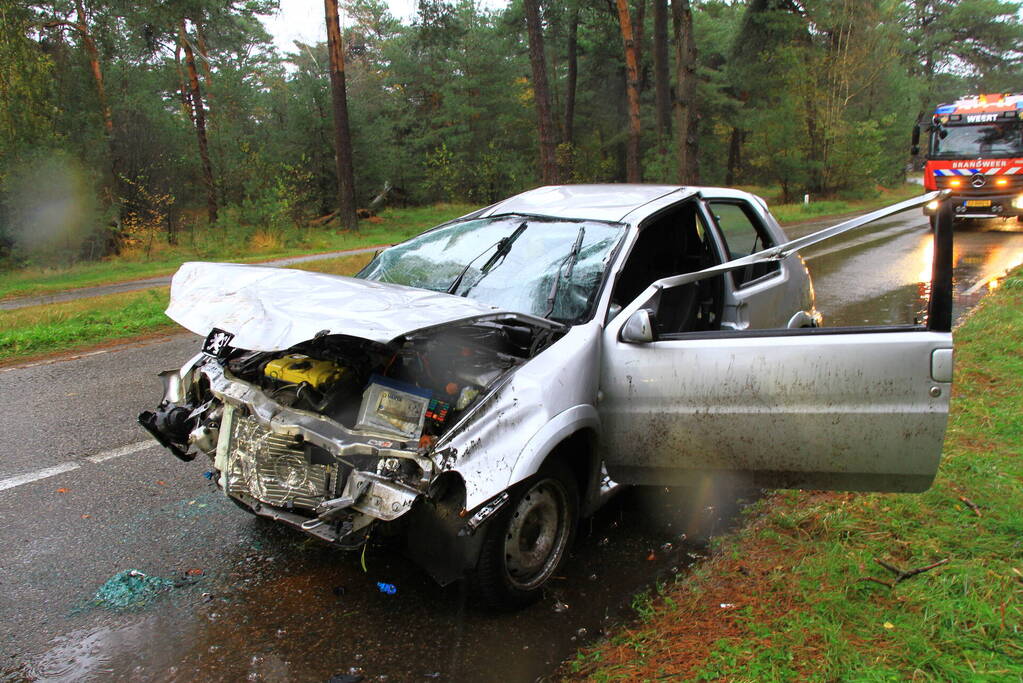 Automobilist verliest macht over het stuur en klapt op boom
