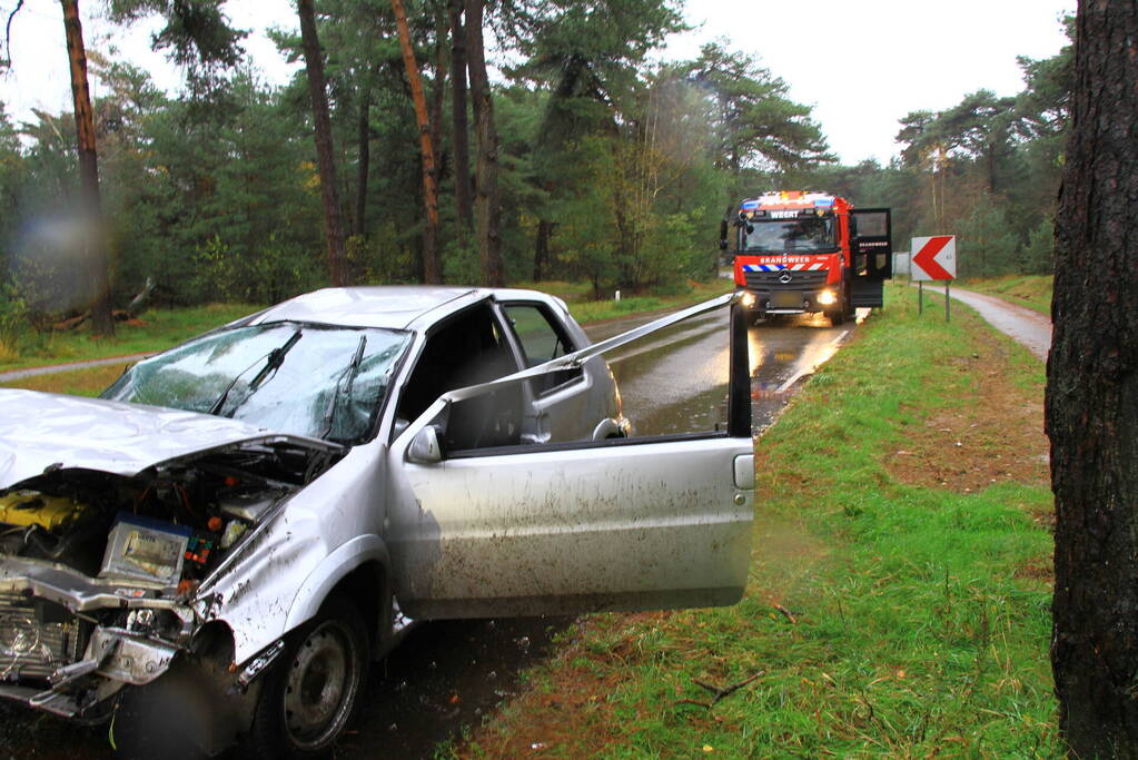 Automobilist verliest macht over het stuur en klapt op boom