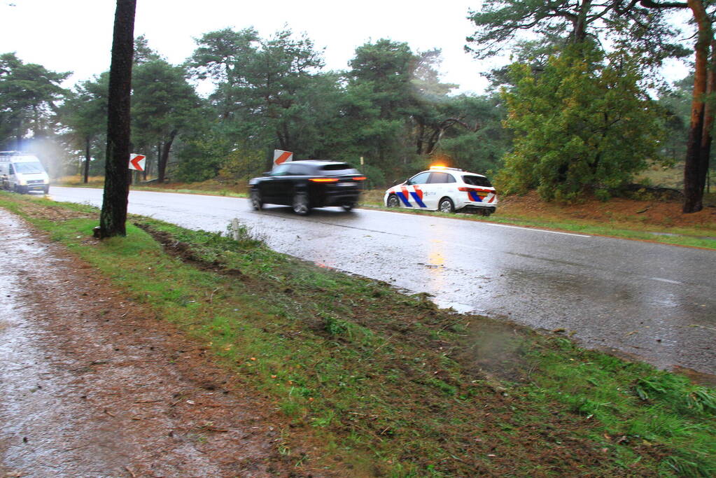 Automobilist verliest macht over het stuur en klapt op boom