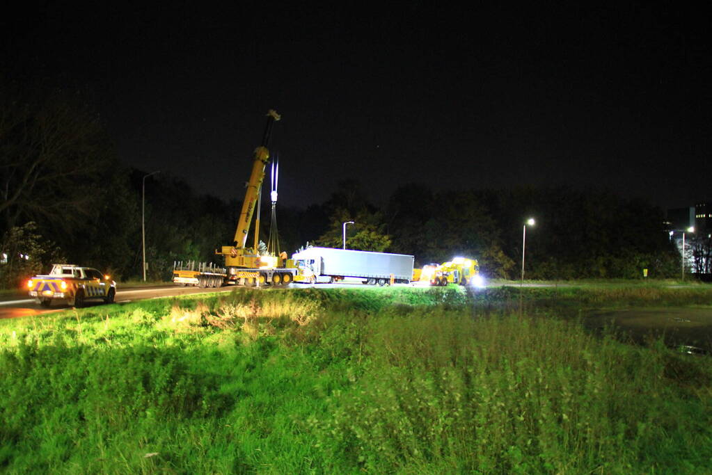 Vrachtwagen belandt naast de weg bij eenzijdig ongeval