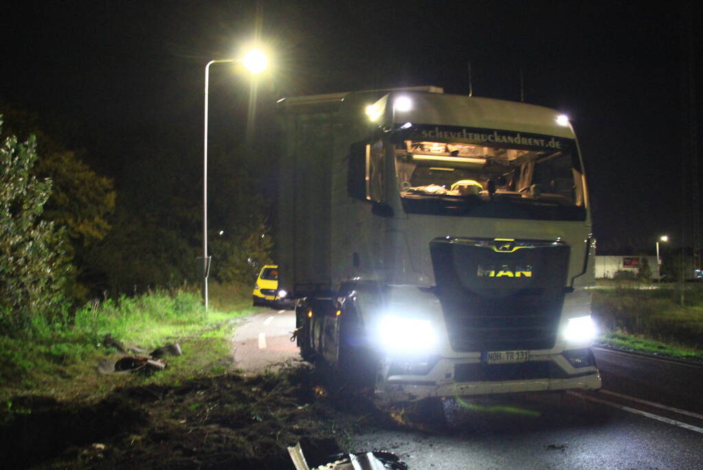 Vrachtwagen belandt naast de weg bij eenzijdig ongeval