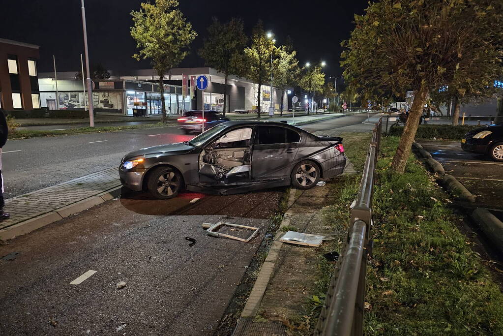 Flinke schade nadat auto op paal botst