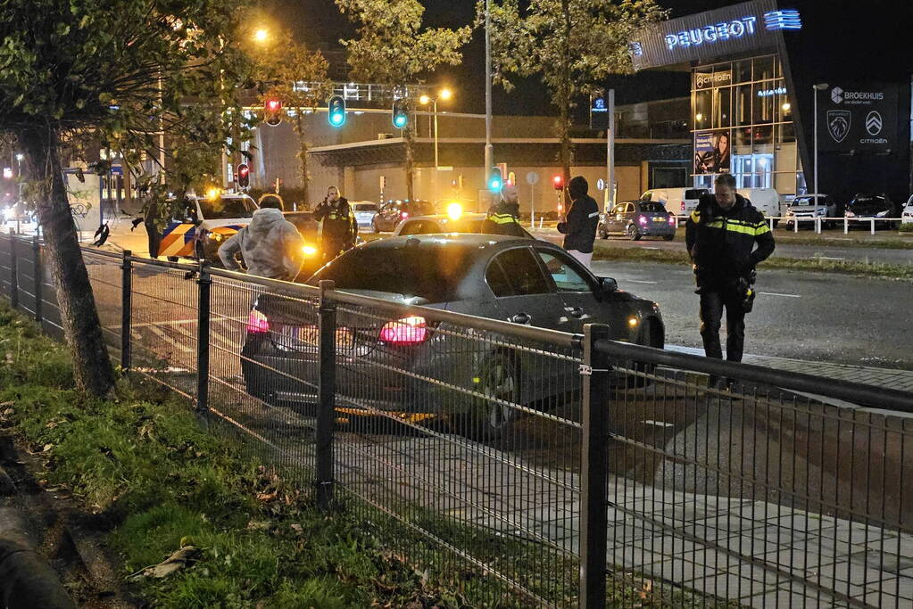 Flinke schade nadat auto op paal botst