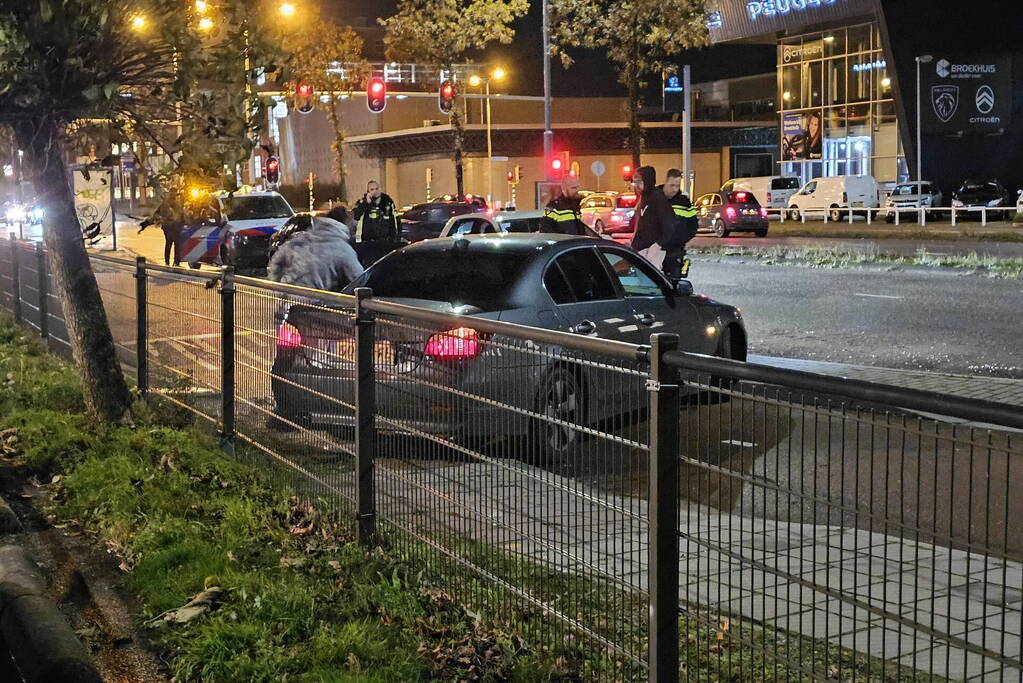 Flinke schade nadat auto op paal botst