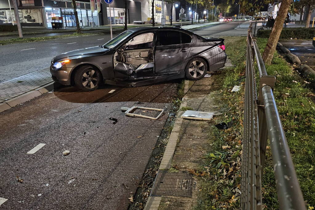 Flinke schade nadat auto op paal botst