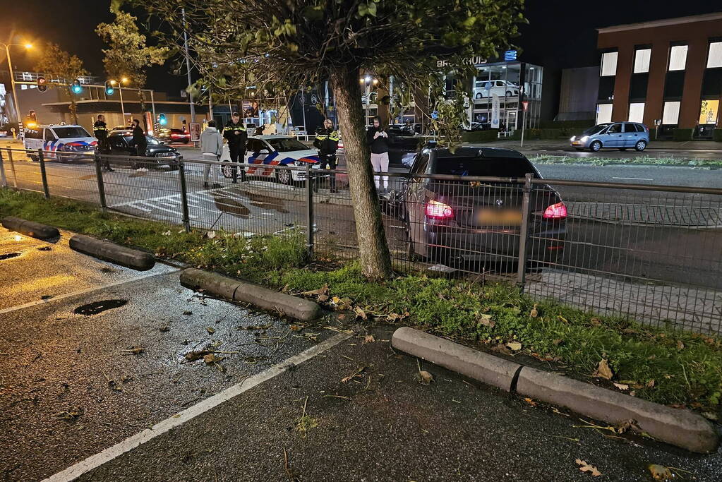 Flinke schade nadat auto op paal botst