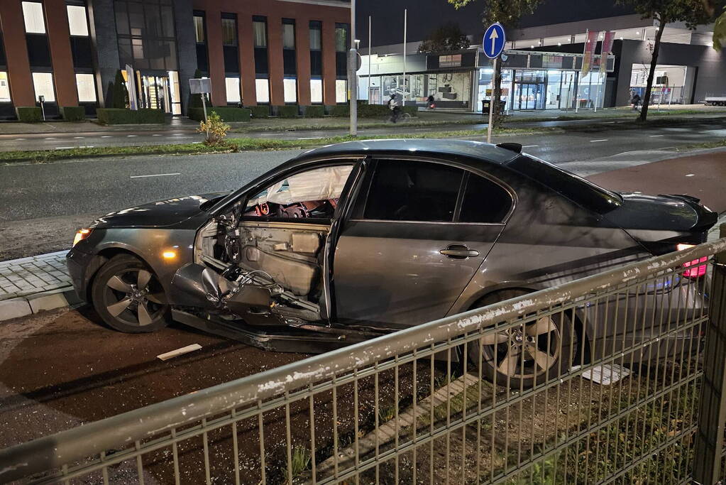 Flinke schade nadat auto op paal botst