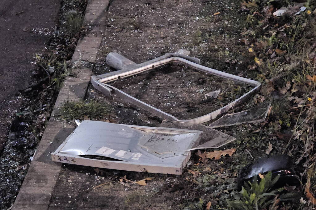 Flinke schade nadat auto op paal botst