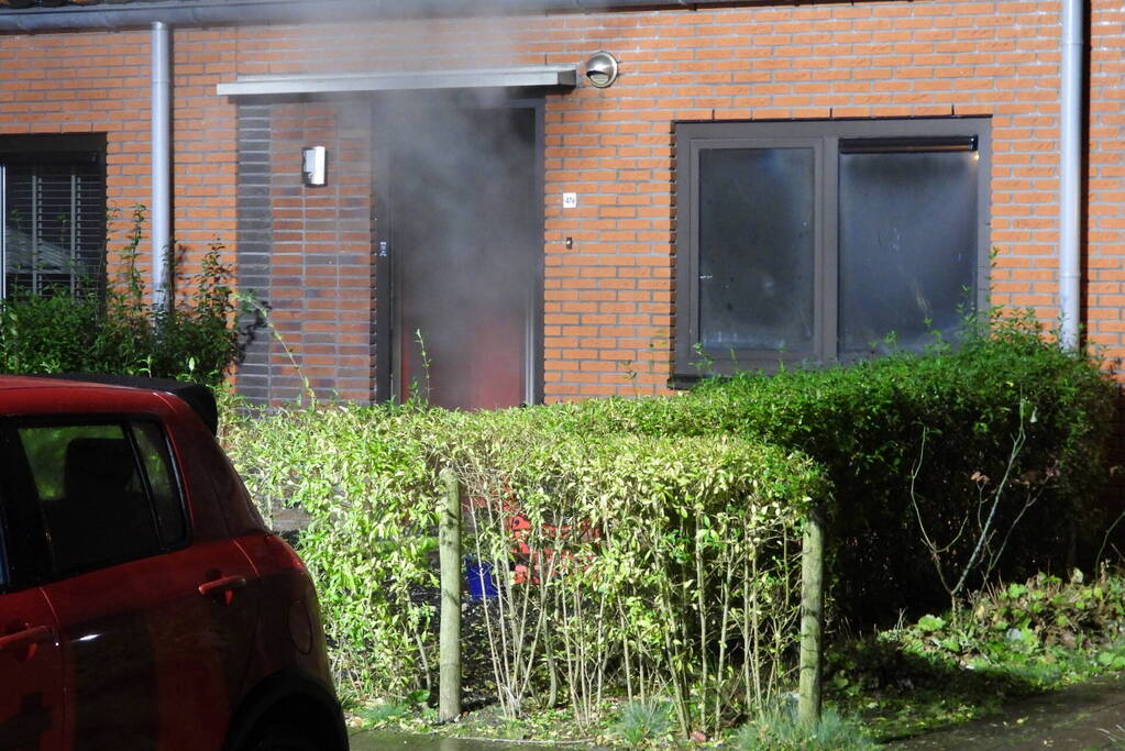 Brandweer redt kat uit brandende woning