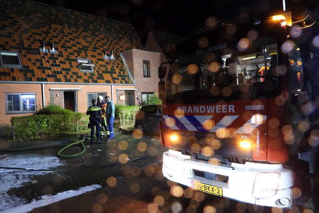 Brandweer redt kat uit brandende woning