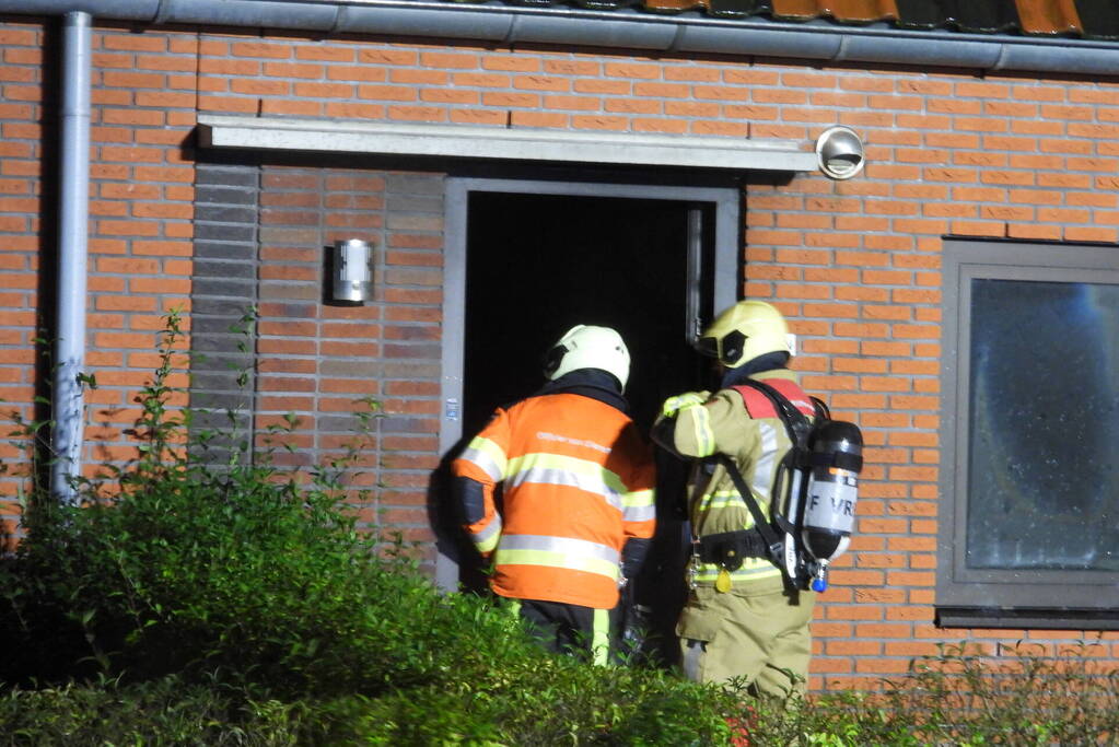 Brandweer redt kat uit brandende woning