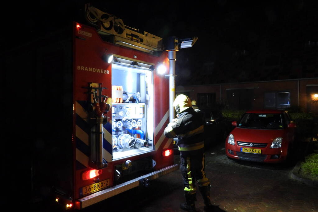 Brandweer redt kat uit brandende woning