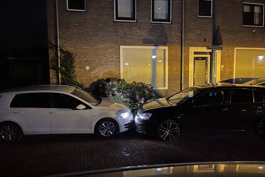 Politie ramt voertuig om achtervolging te stoppen