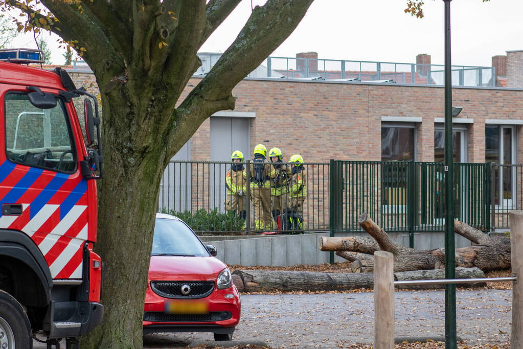 Man met verward gedrag stormt basisschool binnen