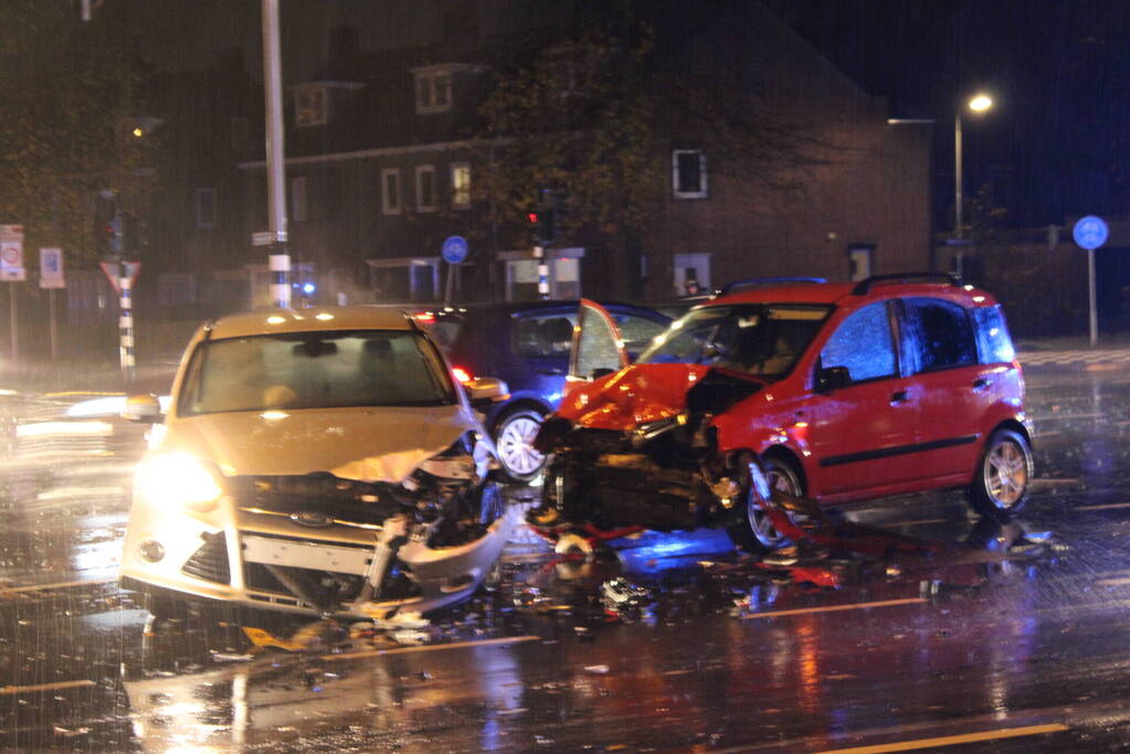 Gewonde en ravage bij frontale botsing