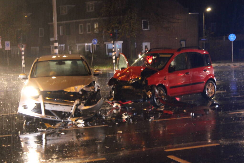 Gewonde en ravage bij frontale botsing