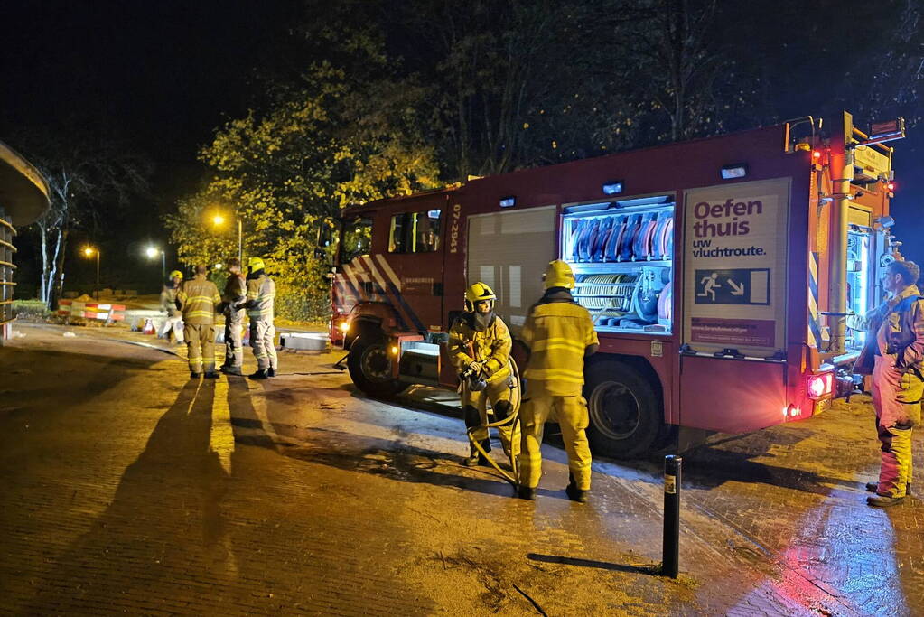 Brandweer blust brand onder luifel