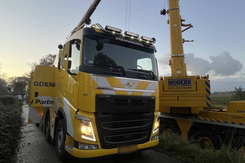 Kranen ingezet bij berging gekantelde vrachtwagen