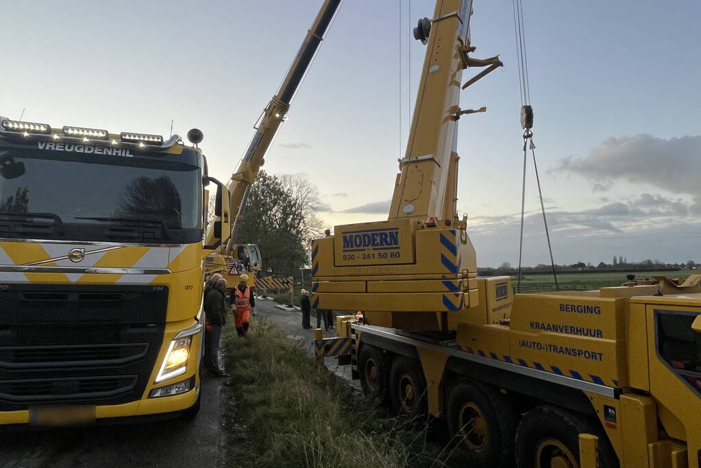 Kranen ingezet bij berging gekantelde vrachtwagen