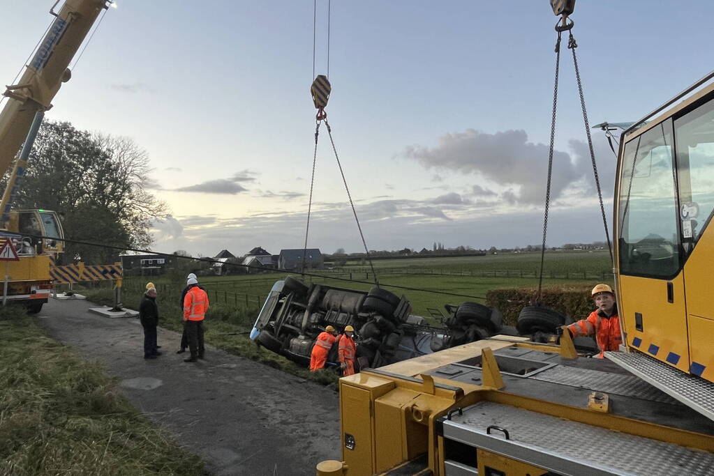 Kranen ingezet bij berging gekantelde vrachtwagen