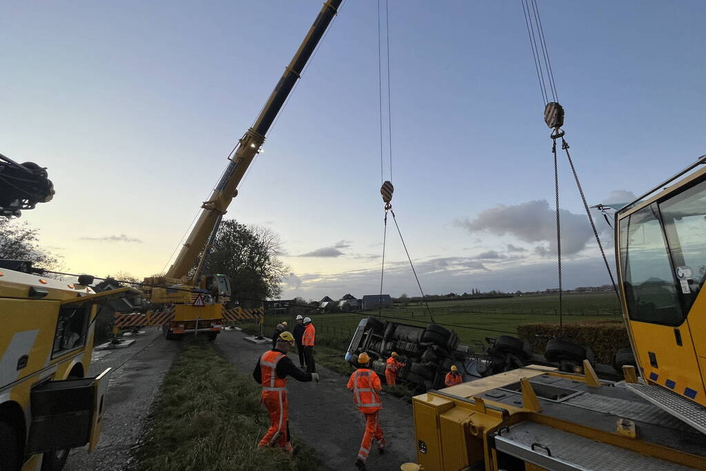 Kranen ingezet bij berging gekantelde vrachtwagen