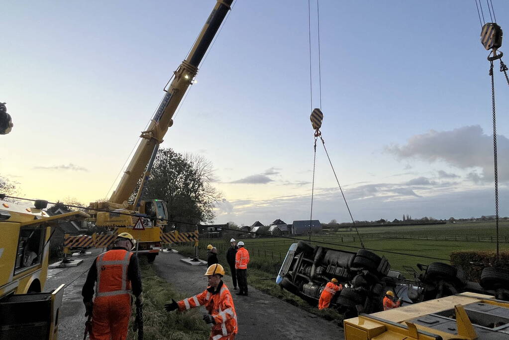Kranen ingezet bij berging gekantelde vrachtwagen