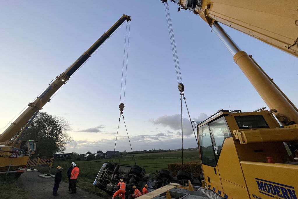 Kranen ingezet bij berging gekantelde vrachtwagen