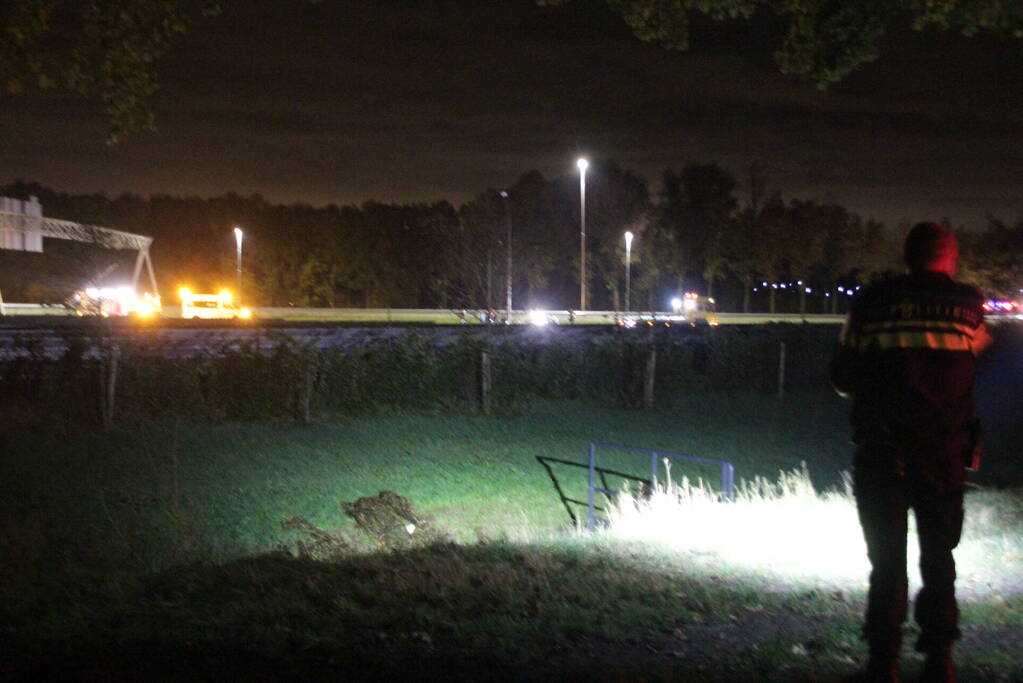 Aanhouding en gewonde nadat auto over de kop slaat