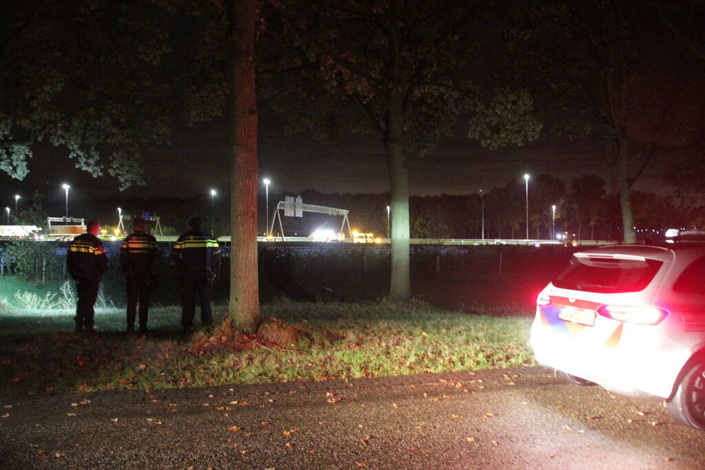 Aanhouding en gewonde nadat auto over de kop slaat